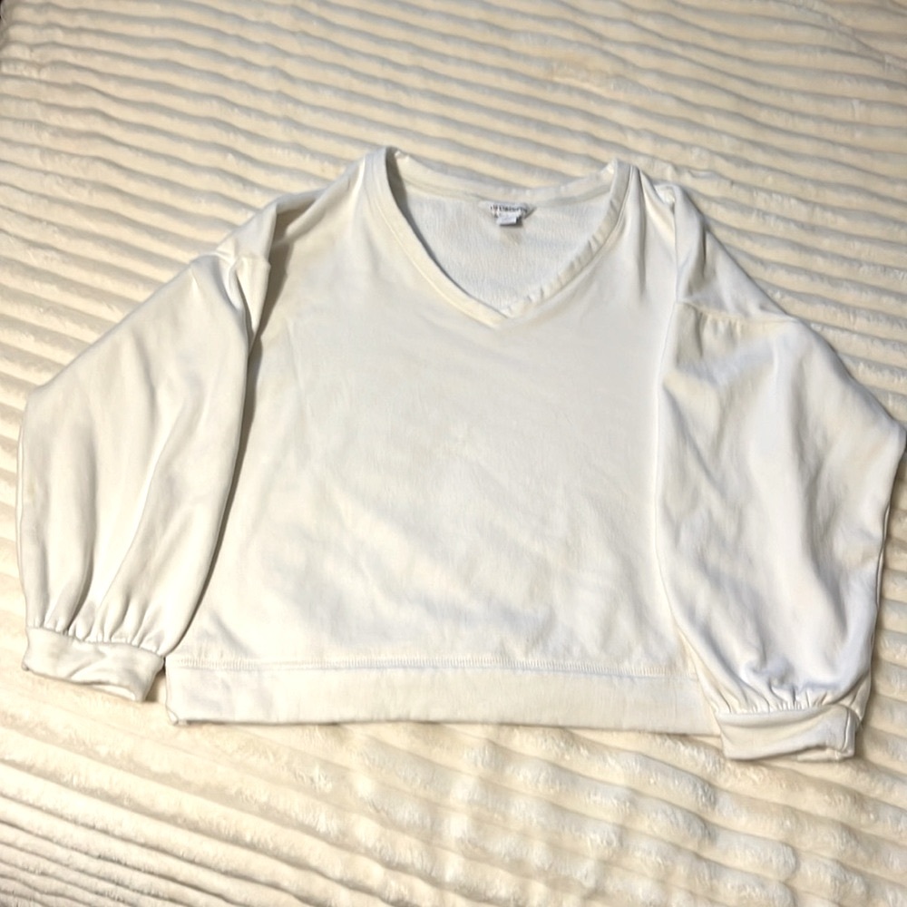 Liz Claiborne L ivory sweatshirt. Worn twice.